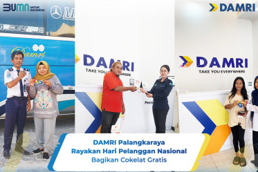 Bagikan Cokelat Gratis, DAMRI Palangkaraya Rayakan Hari Pelanggan Nasional